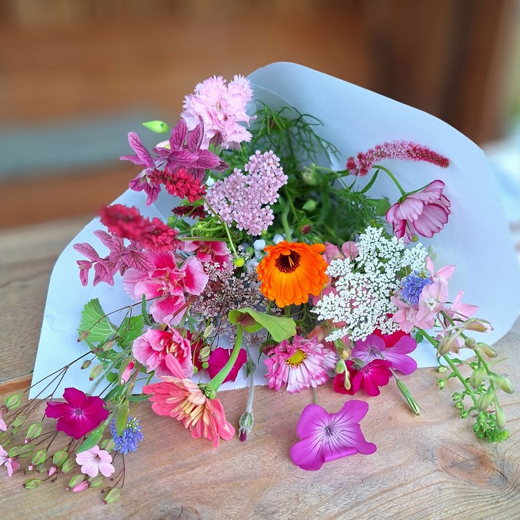 Fleurig boeket veldbloemen van Bloementuin Plukgeluk.