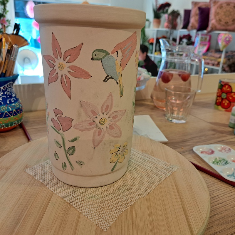 Close-up van een geschilderde wijnkoeler.