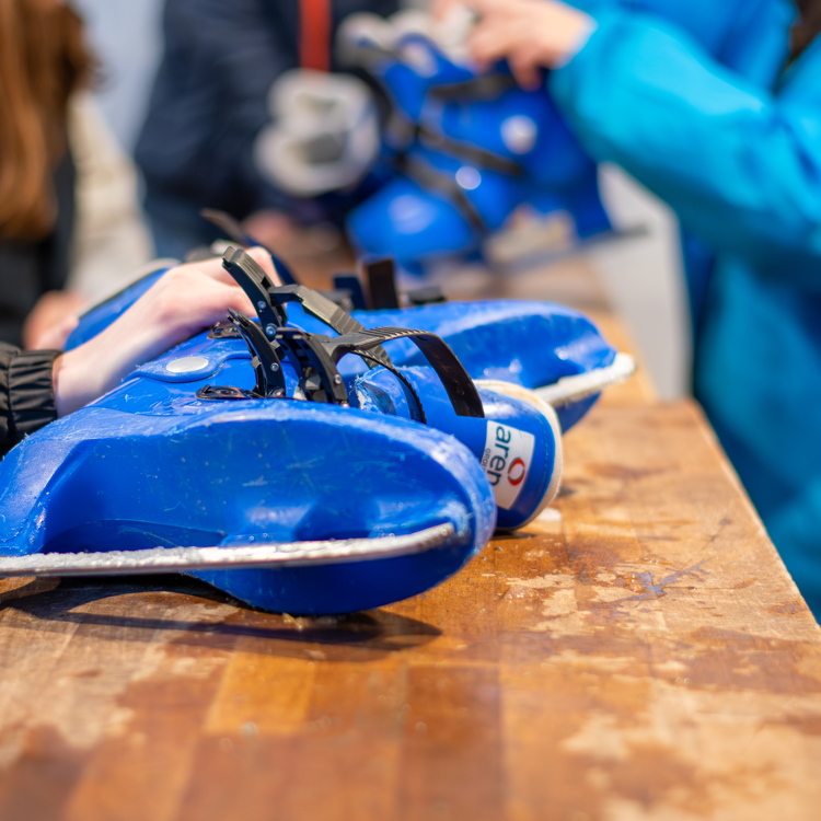 Twee blauwe schaatsen op houten toonbank
