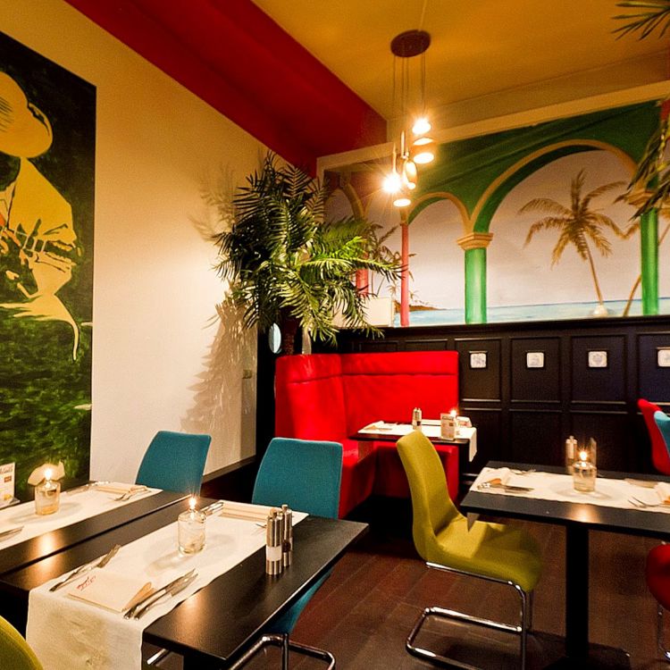 Restaurant Cuba Libre met kleurrijke stoelen en tafels met kaarsjes en Cubaanse aankleding