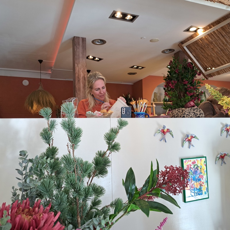 Bregje aan het werk tijdens een creatieve workshop in een studio.