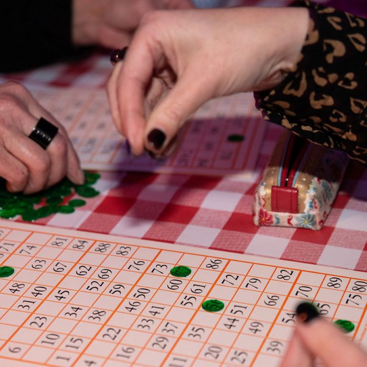 Kerstkienvel met twee handen in beeld