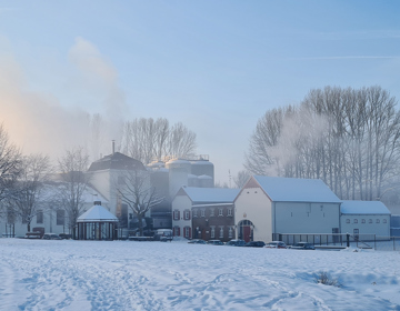 Foto van een besneeuwde Alfa brouwerij in Zuid-Limburg.