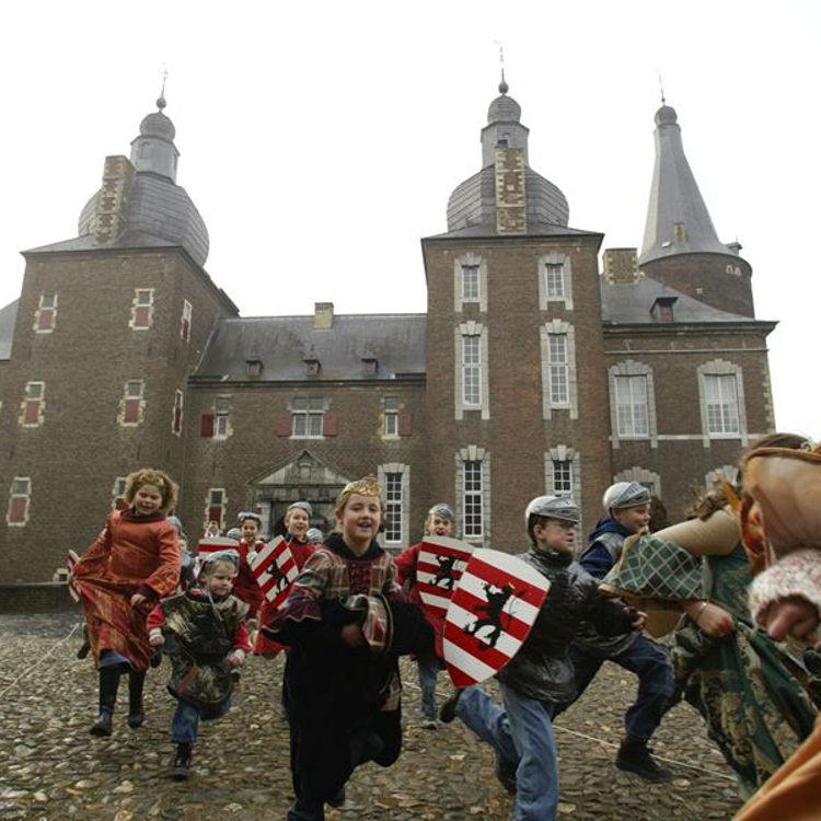 Kinderen verkleed als ridder rennen buiten Kasteel Hoensbroek