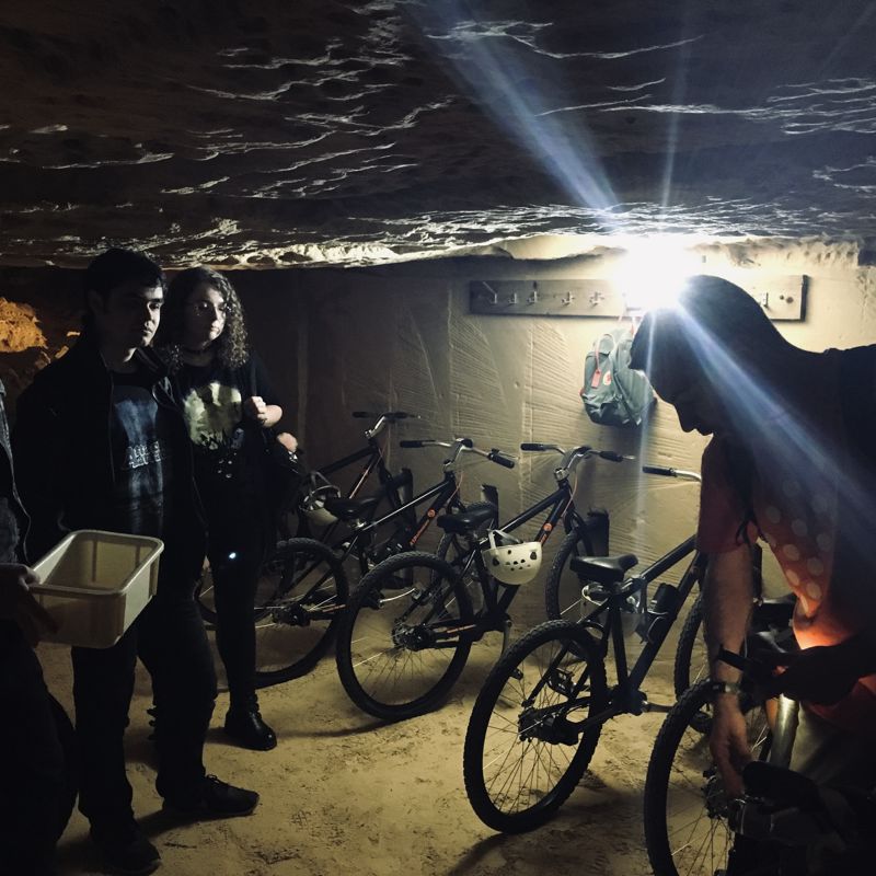 Klaarmaken voor het mountainbiken in een grot