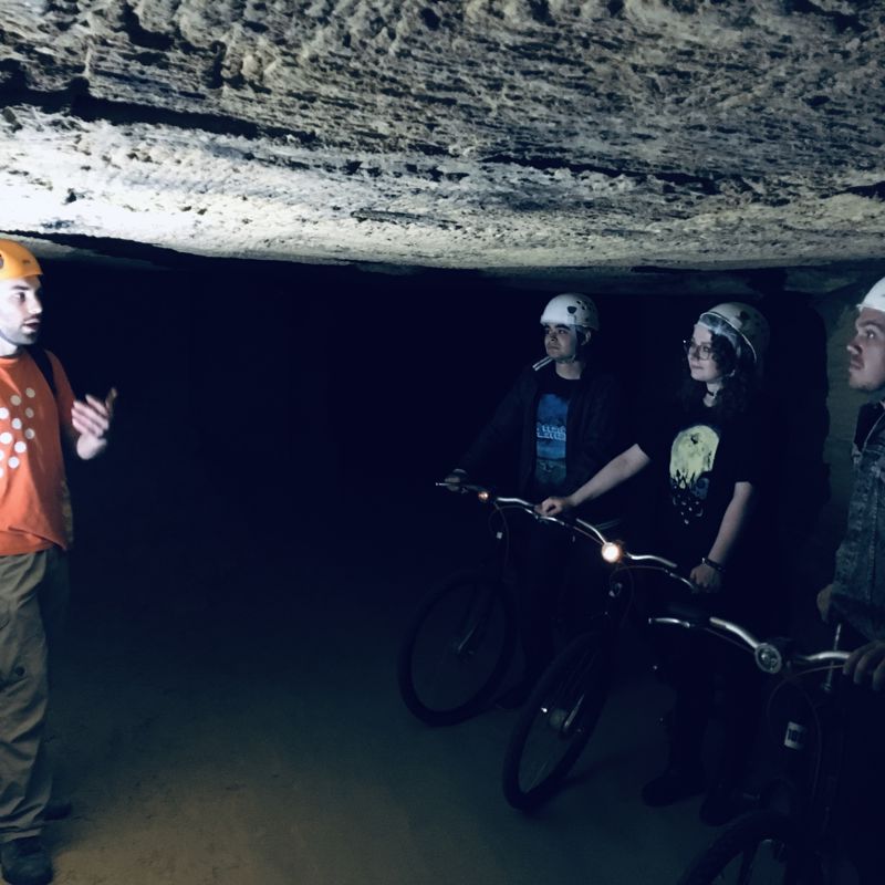Er wordt iets verteld tijdens het mountainbiken in een grot