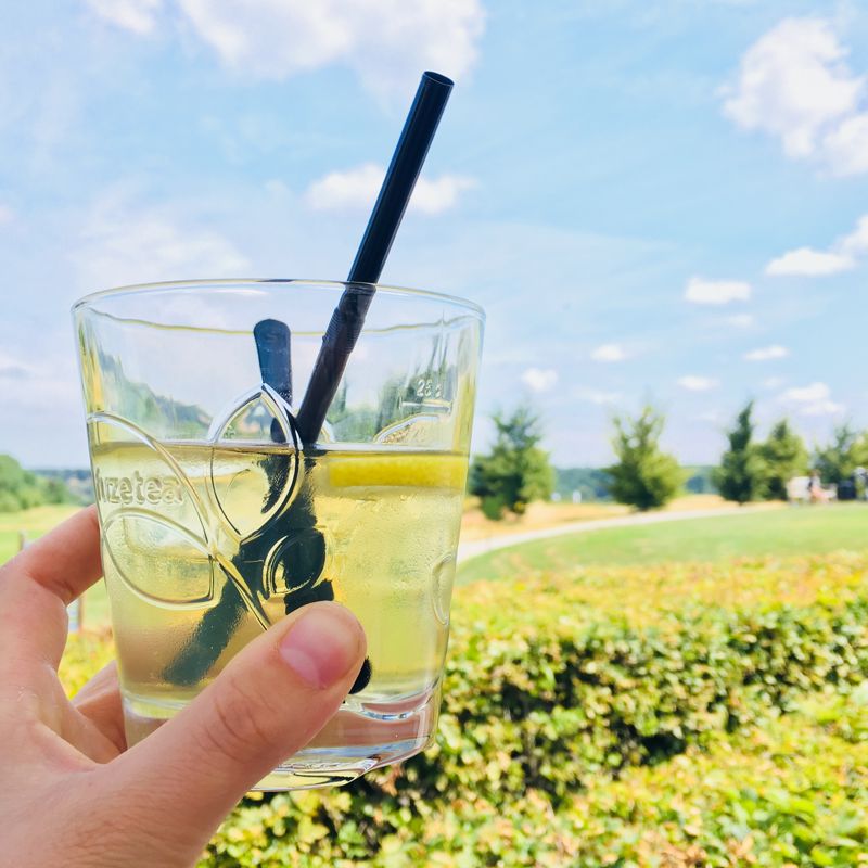 Detailopname van een glas green tea met uitzicht op het landschap