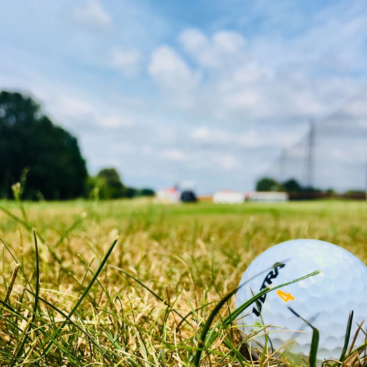 Detailopname van een golfballetje in het gras