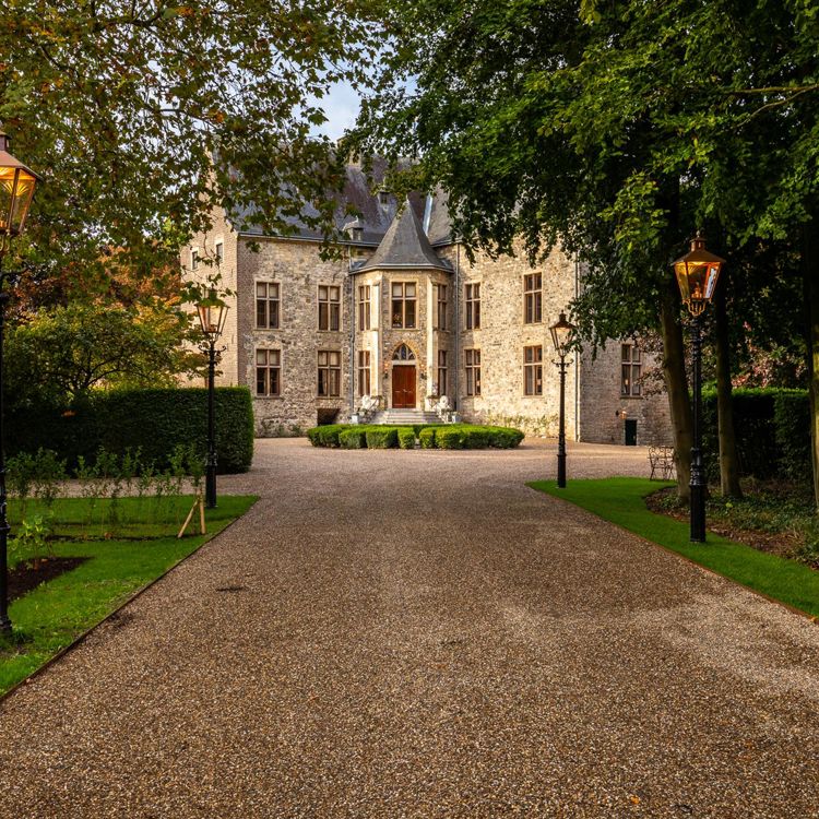 Het pad naar de ingang van Chateau Wittem