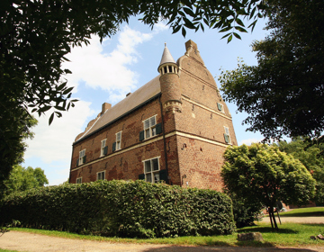 Oude kasteel met groene heg eromheen