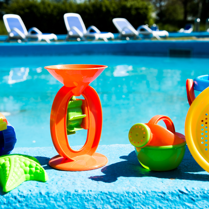 Speelgoed op de rand van het zwembad