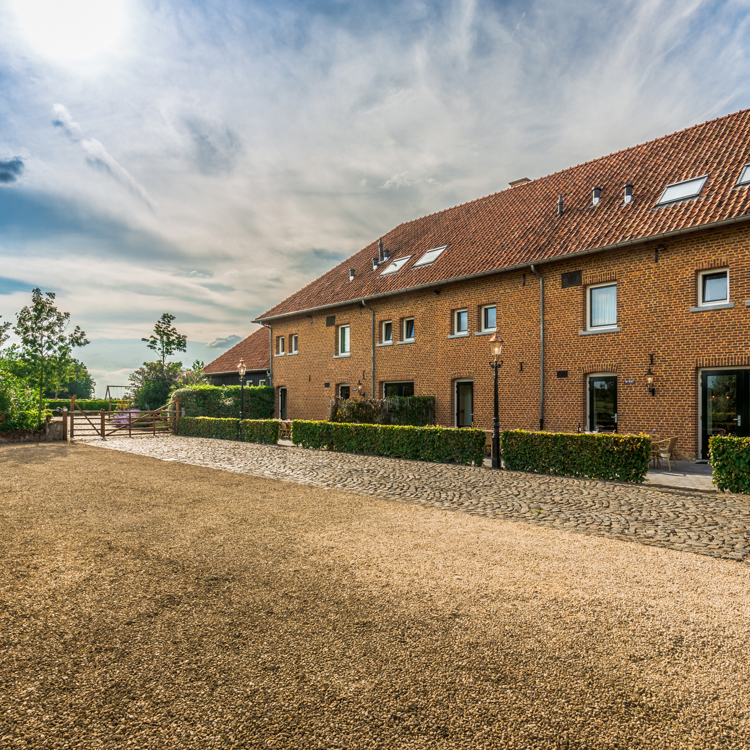 Sfeervol pand met grote parkeerplaats ervoor.