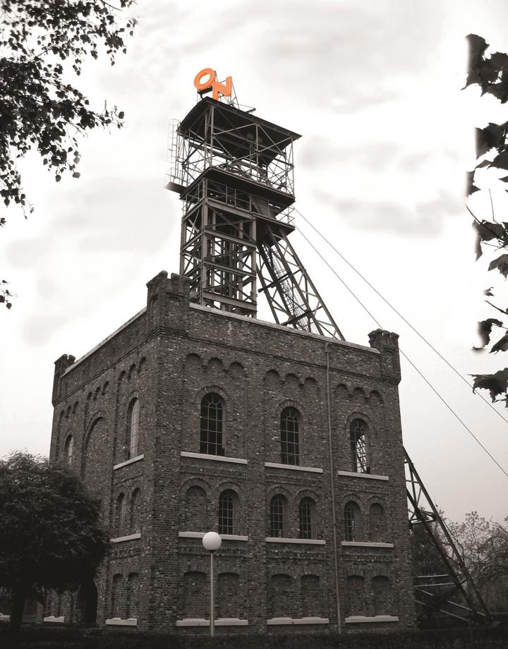 Oranje nassau I schacht in Heerlen, schachtgebouw zwart wit en ON in het rood