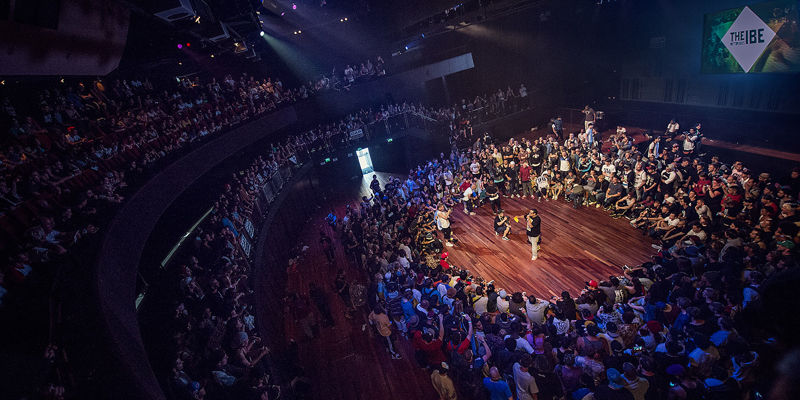Breakdance Battle met publiek tijdens The Notorious IBE in 2014