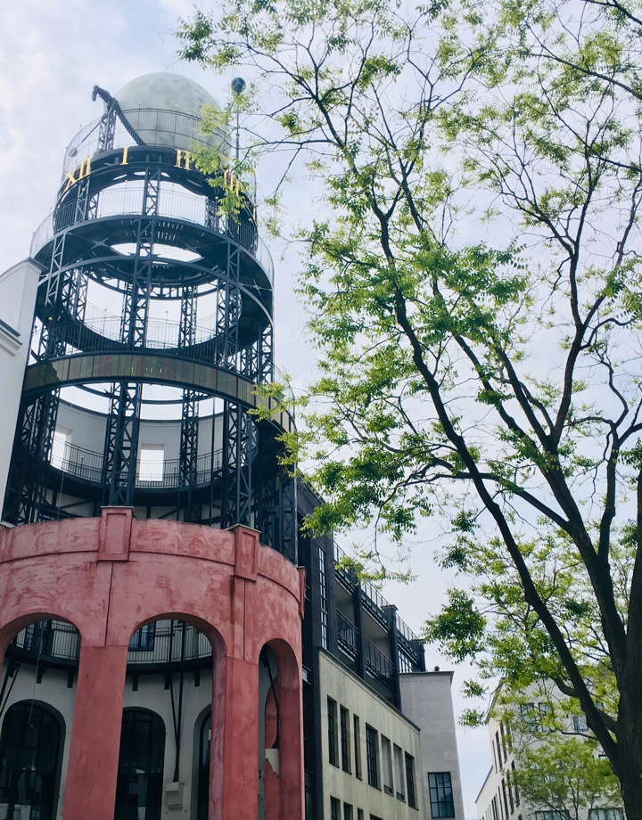 Zijaanzicht van het Maankwartier met bomen in Heerlen