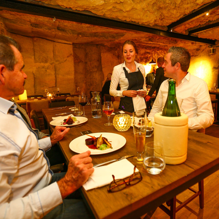 Personeel bedient gasten in de Daelhemergroeve