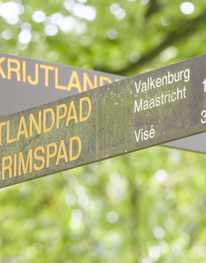 Wegwijzer met daarop Krijtlandpad en Pelgrimspad