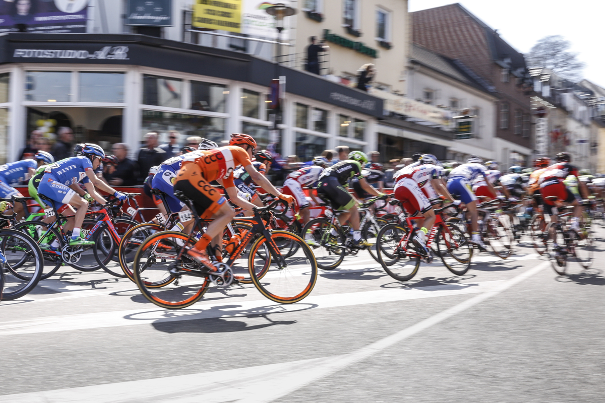 Peloton raast voorbij onderaan de Cauberg tijdens de Amstel Gold Race in Valkenburg