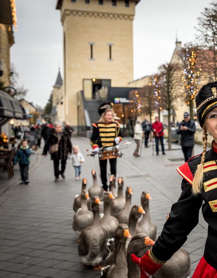 Ganzenparade tijdens Kerststad Valkenburg