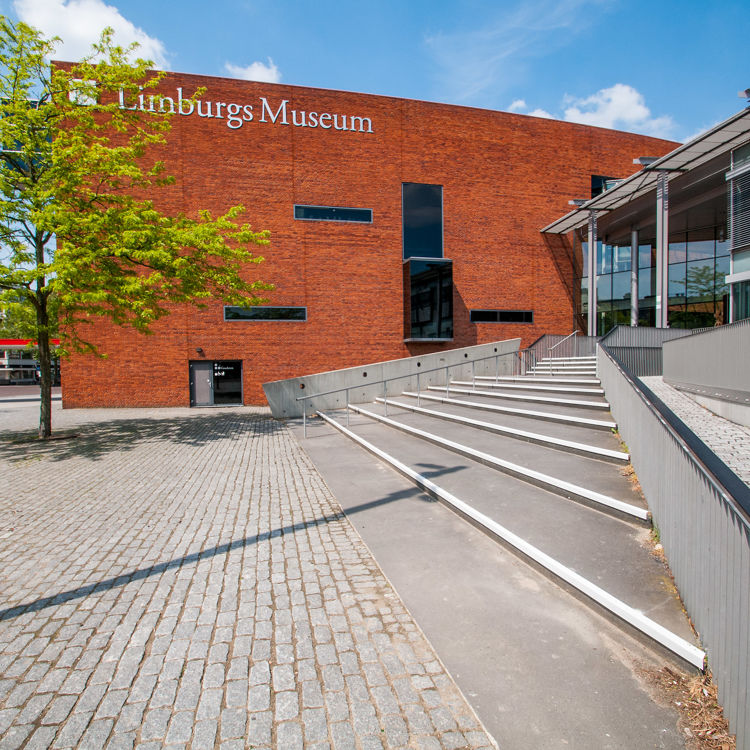 Trap naar de ingang van het Limburgs museum in Venlo