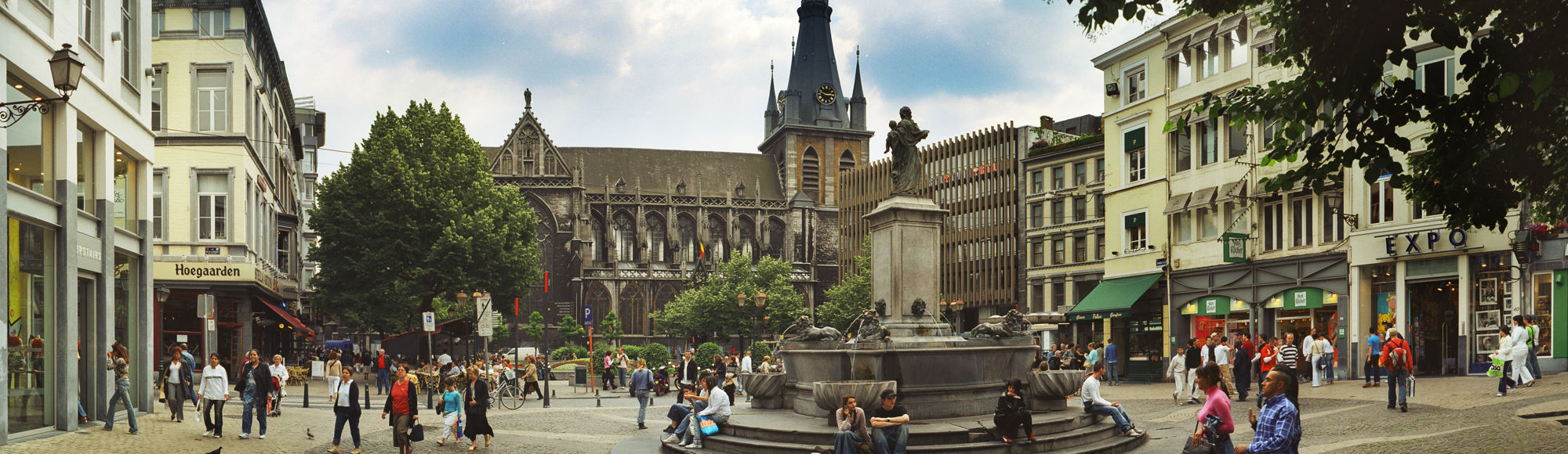 Het centrale plein in Luik gelegen voor de kerk