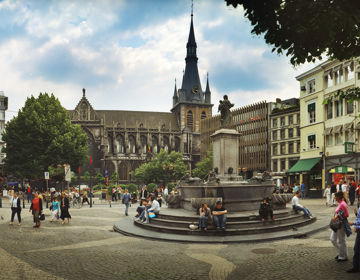 Het centrale plein in Luik gelegen voor de kerk