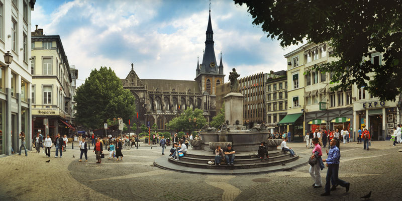Luik Centraal Plein Met Kerk