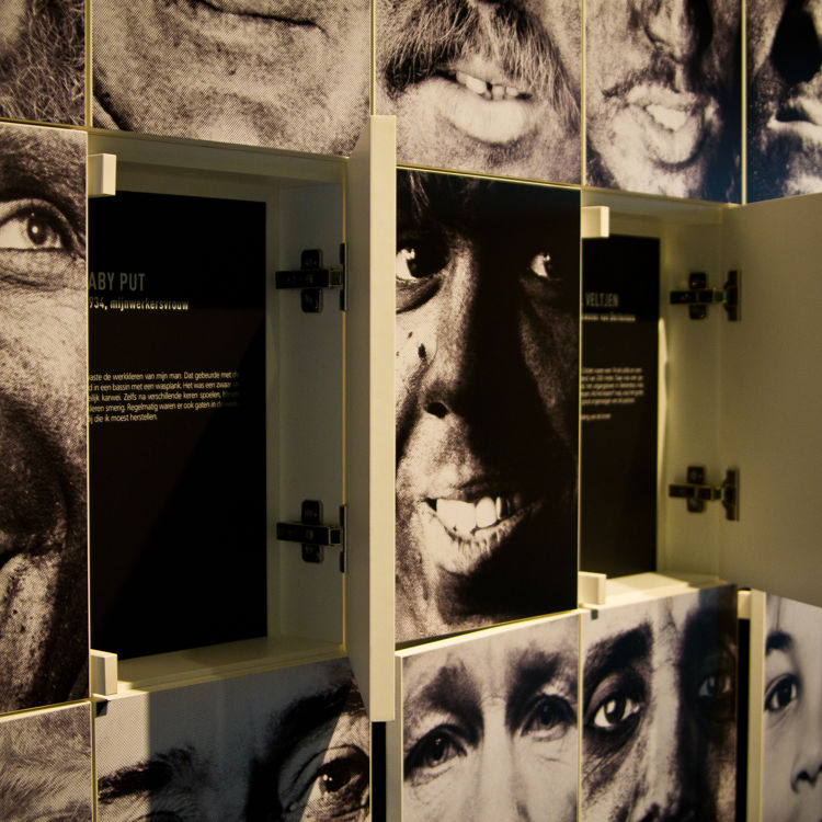 Foto's van mijnwerkers op lockers bij Mijnmuseum Beringen