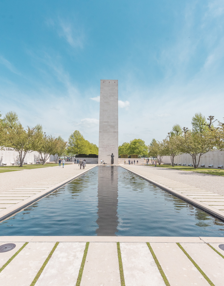 Aanzicht van hoog rechthoekig monument met daarvoor waterpartij op Amerikaanse Begraafplaats Margraten