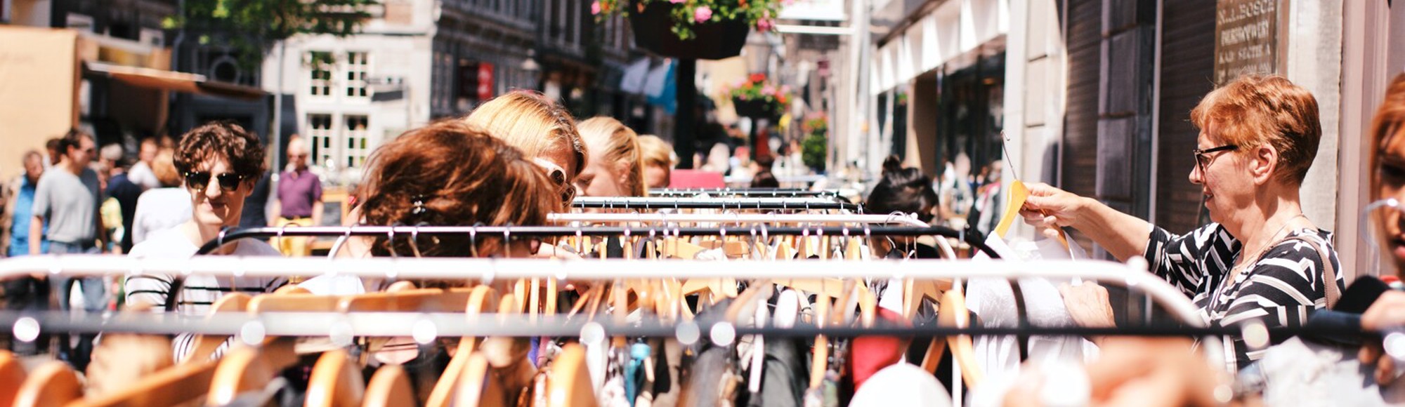 Kledingrekken in winkelstraat van Wyck in Maastricht