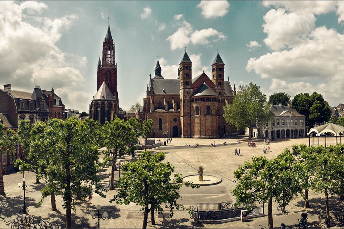 Panorama van het Vrijthof met de Sint-Servaasbasiliek in Maastricht