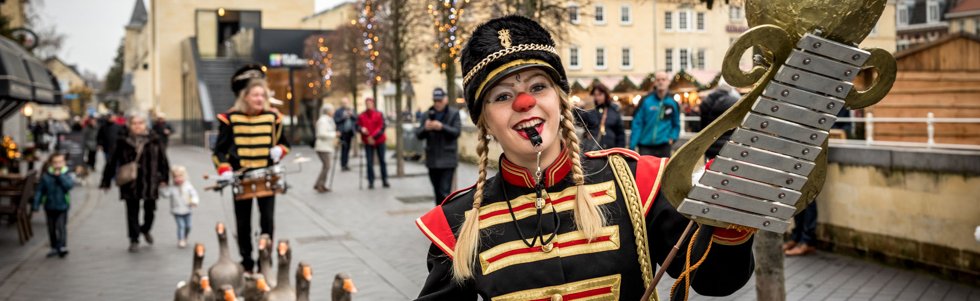 Kerststad Valkenburg ganzenparade meisje