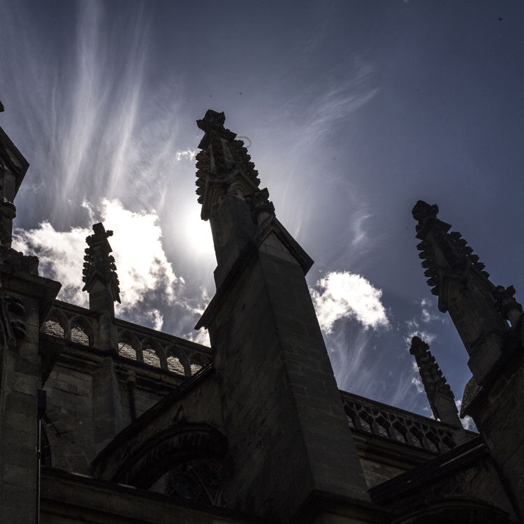 Het dak van Basiliek Meerssen tegen de zon in gefotografeerd