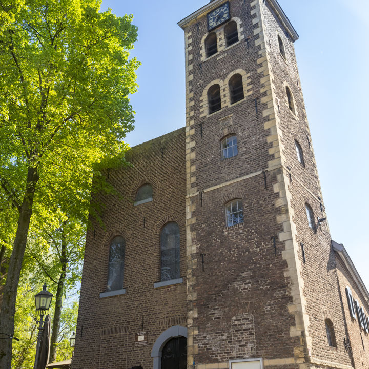 De ingang en toren van de Gruizenkerk in Sittard