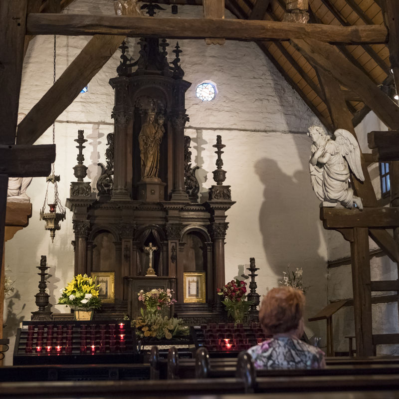 Pater Karel kapel met mevrouw die naar het altaar kijkt