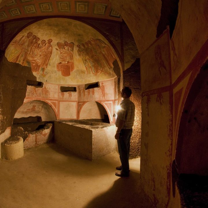 Kapel met beschilder koepel plafond in de Romeinse Katakomben van Valkenburg aan de Geul