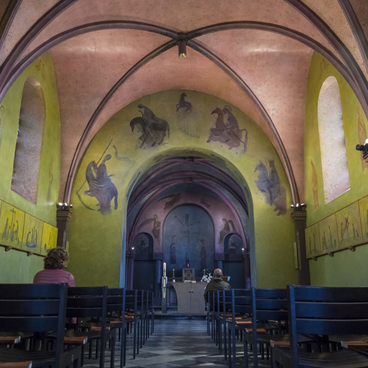 Sint Cunibertuskerk in Wahlwiller met haar bijzonder gekleurde muurschillderingen