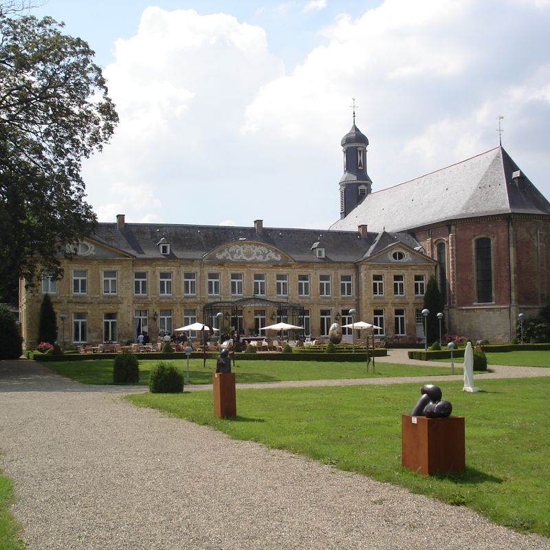 Chateau Sint Gerlach met eraan vast gelegen de Sint Gerlachuskerk 