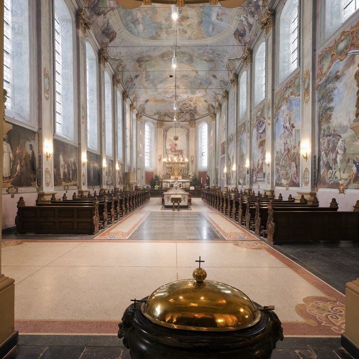 Interieur van de Sint Gerlachuskerk met het doopvont op de voorgrond