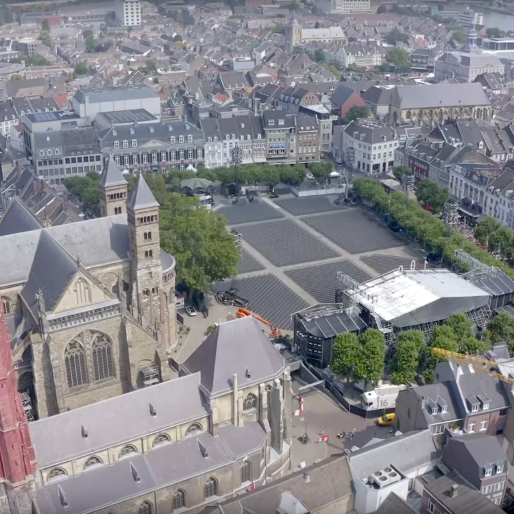 Bovenafbeelding van de Sint Janskerk en het Vrijthof in Maastricht Mijn Pelgrimspad