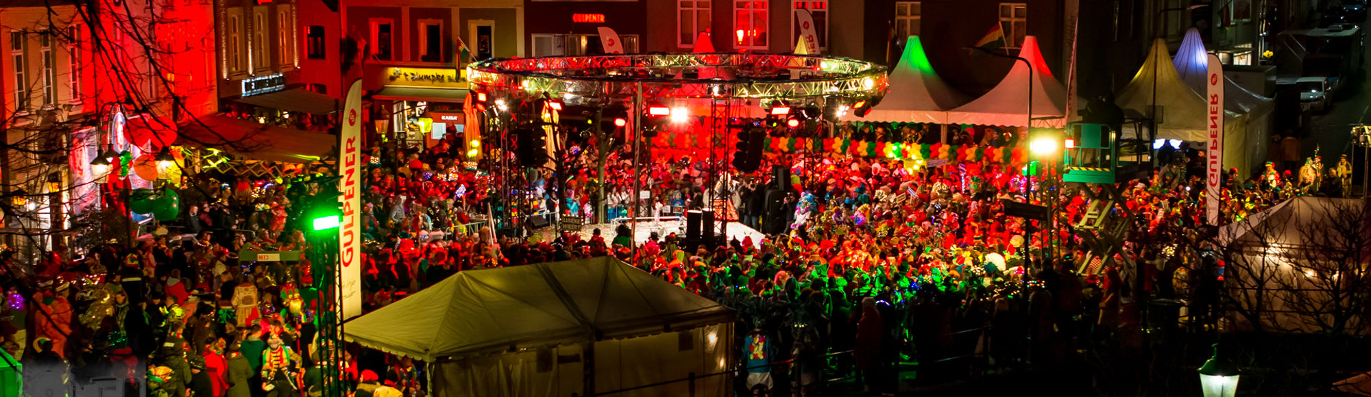Carnaval Groeëte Gulpener Vastelaoves Finale met rood, geel en groene kleuren