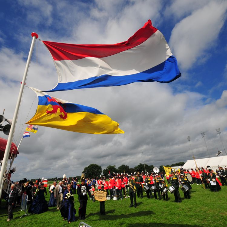 Oud Limburgs Schuttersfeest met de Limburgse en nerlandse vlag