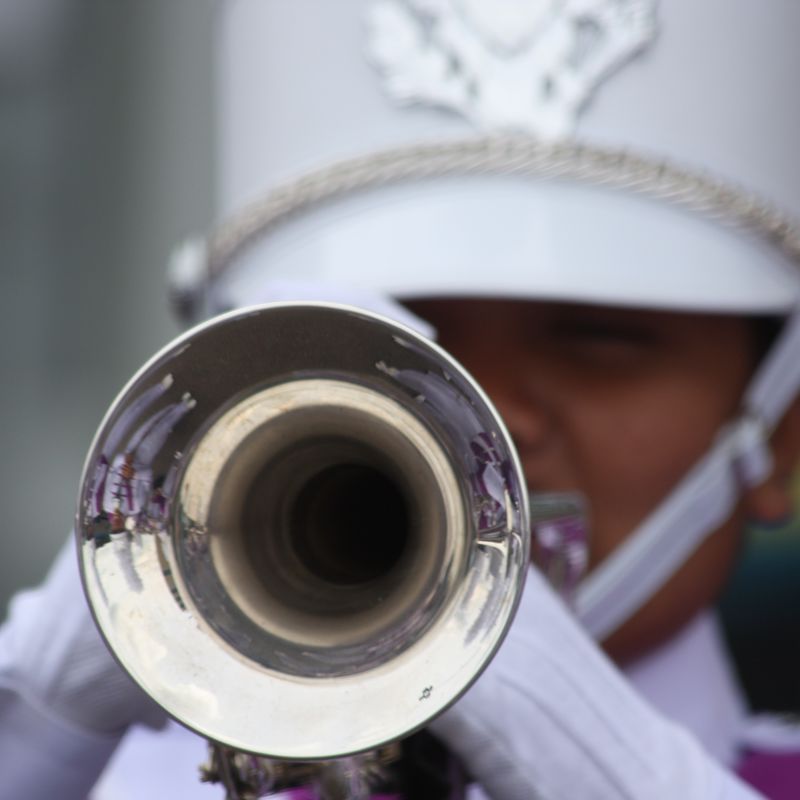 Detailopname van een muzikant met trompet tijdens Wereld Muziek Concours 