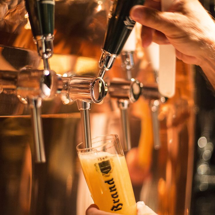 Tappen Van Glas Pils Brand Bierbrouwerij In Wijlre