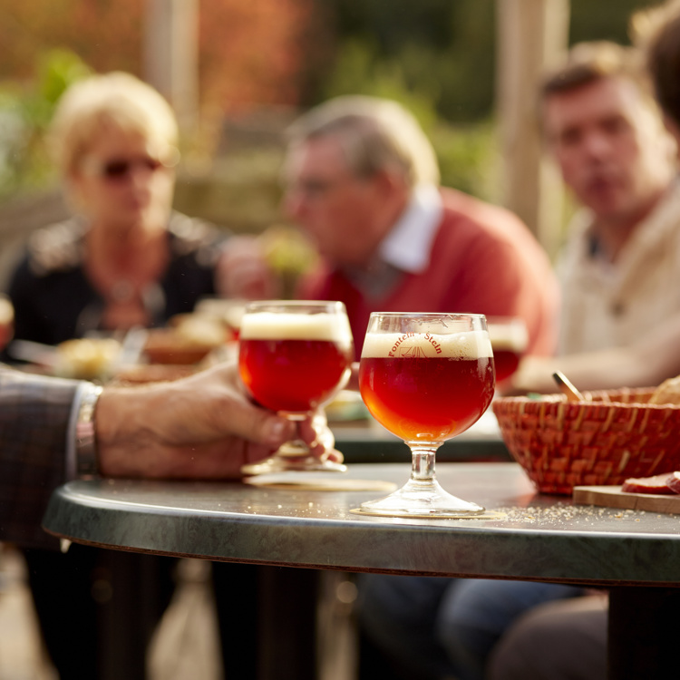 Terras van Gasterie de Fontein met twee speciaalbierjtes van Brouwerij de Fontein in Stein