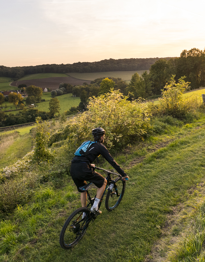 Mountainbiker actief op de Route Heuvel Op te Valkenburg aan de Geul