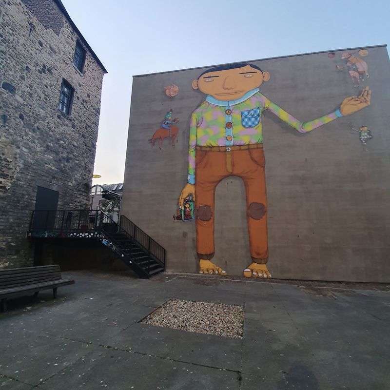 Mural 'L’ Étranger' in Heerlen door het Braziliaanse kunstenaarsduo Os Gemeos