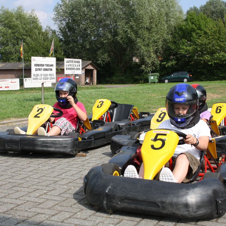 Kinderen zijn aan het karten bij Outdoor Karting Vaals