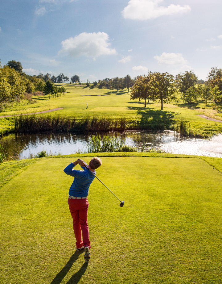 Mensen spelen golf op een zonnige herfstdag