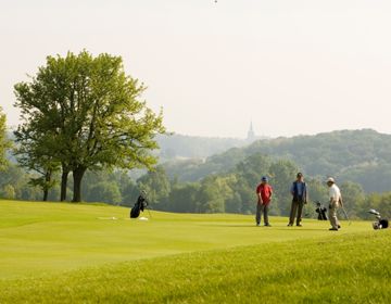 Golfende mensen bij Golfclub Het Rijk Van Margraten